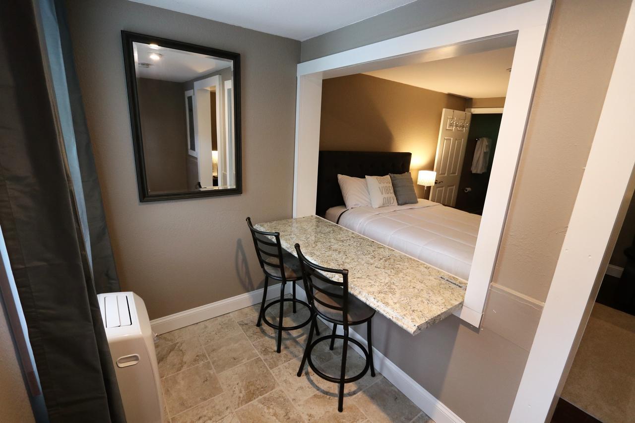 Brimley Motel Suites Exteriér fotografie